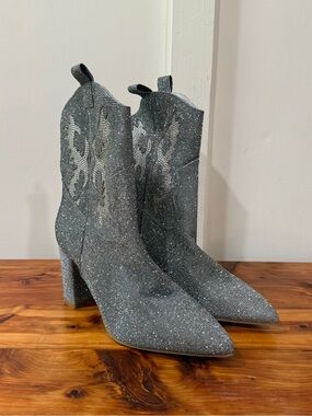 NWOT Mia Gypsi Silver Sparkly Western Cowboy Boots